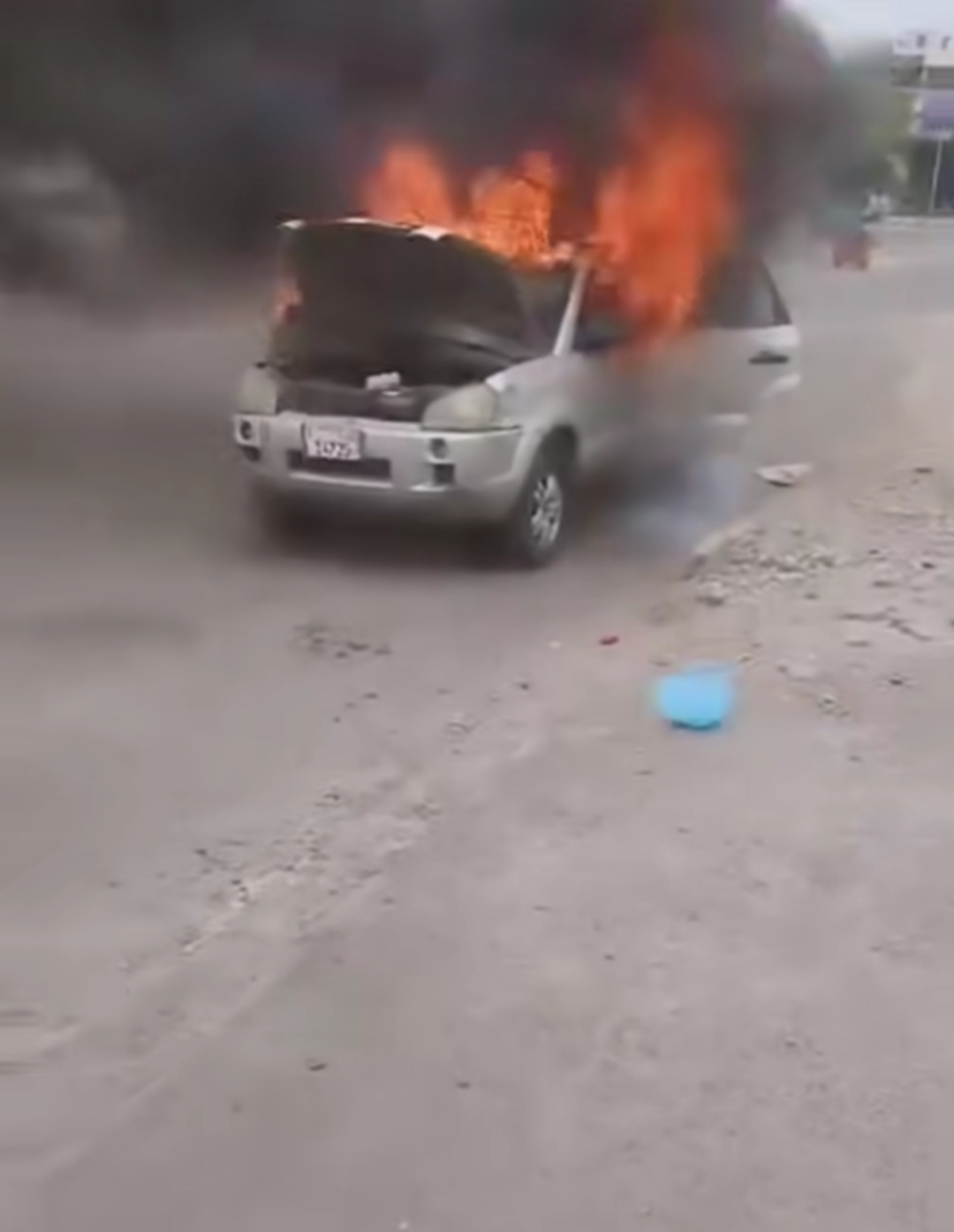مقاول يحرق سيارته أمام وزارة المياه في عدن 