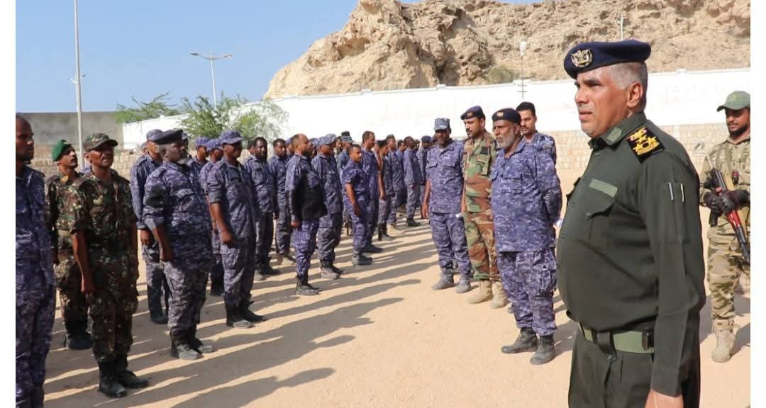 مدير الأمن والشرطة بساحل حضرموت يرفع الجاهزية الأمنية ويؤكد: مستمرون في ملاحقة المجرمين