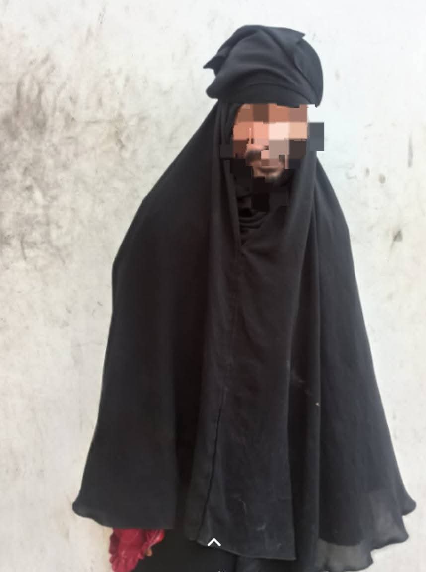 أمن المكلا يطيح بمروج مخدرات حاول الهروب مرتديًا عباءة نسائية