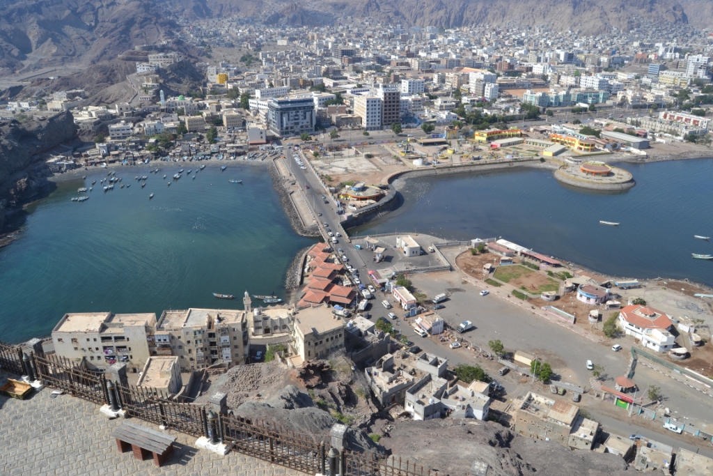 السلطة المحلية بصيرة تحذر من السباحة في سواحل عدن