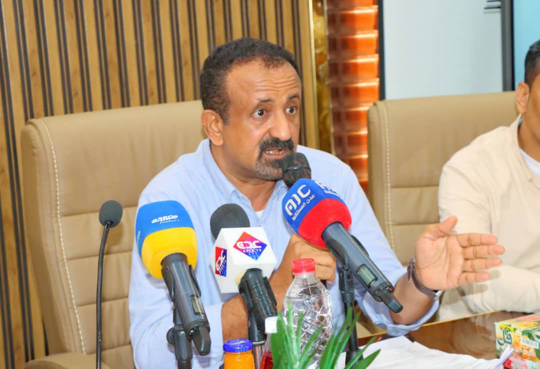 رواتب الشهداء والجرحى خط أحمر.. الوكيل 