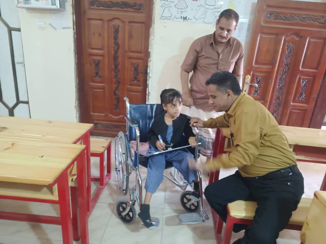 مدير إدارة التربية بردفان يزور جمعية ذوي الاحتياجات الخاصة ويتفقد سير الدراسة للدارسين من المعاقين حركيًا