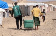مركز الملك سلمان يوزع مساعدات إيوائية بمديرية الشحر حضرموت