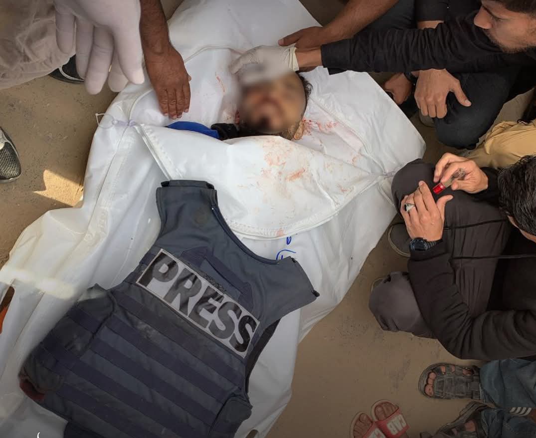 جيش الاحتلال الاسرائيلي يستهدف خيمة تؤوي صحفيين