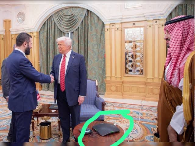 في ماذا يستخدم؟ ما قصة الجهاز الأسود في لقاء ترامب والشرع