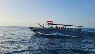 رسالة مزدوجة.. أمريكا تسلم مهربين حوثيين للسلطات اليمنية