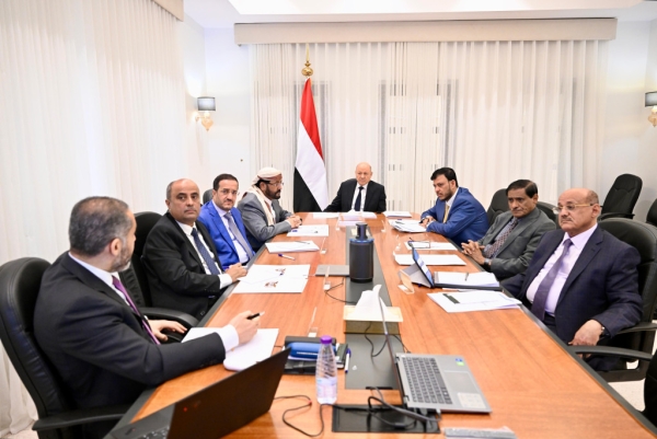 المجلس الرئاسي يجتمع برئيس الحكومة الجديد ويشدد على ضرورة العمل من الداخل