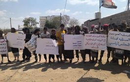 أبناء قبيلة العزيبة لحج ينفذون وقفة احتجاجية ويطالبون بالعدالة