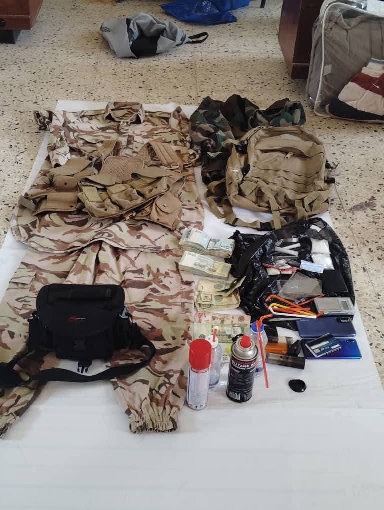 إدارة مكافحة المخدرات بساحل حضرموت تضبط أحد مروجي الشبو والحشيش وبحوزته لباس عسكري أفغاني