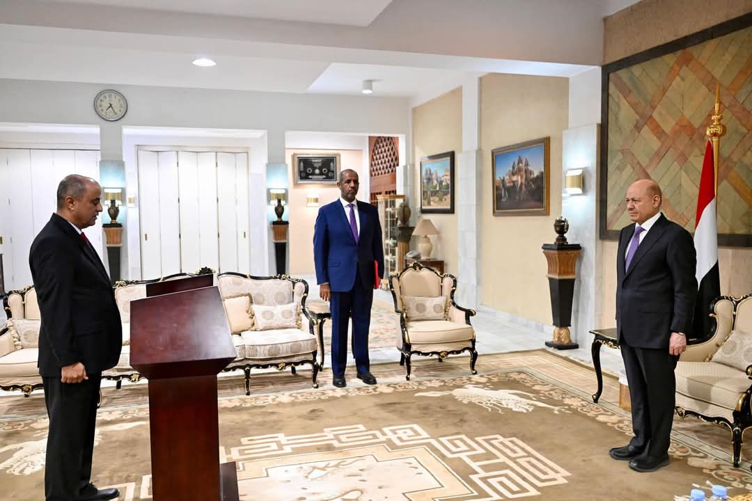 رئيس مجلس الوزراء يؤدي اليمين الدستورية أمام رئيس مجلس القيادة الرئاسي