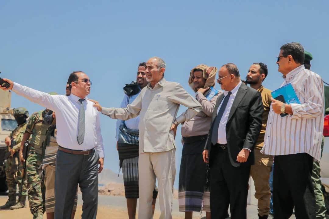 وزير النقل يناقش مع الفريق الصبيحي عدة قضايا متعلقة بمشروعي مطار عدن ومنفذ رأس العارة البحري