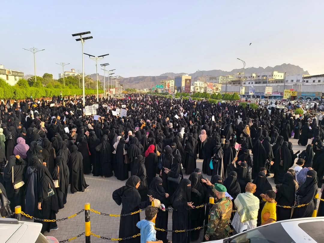 ثورة النسوان تحقق حشد نسائي كبير في ساحة العروض بعدن