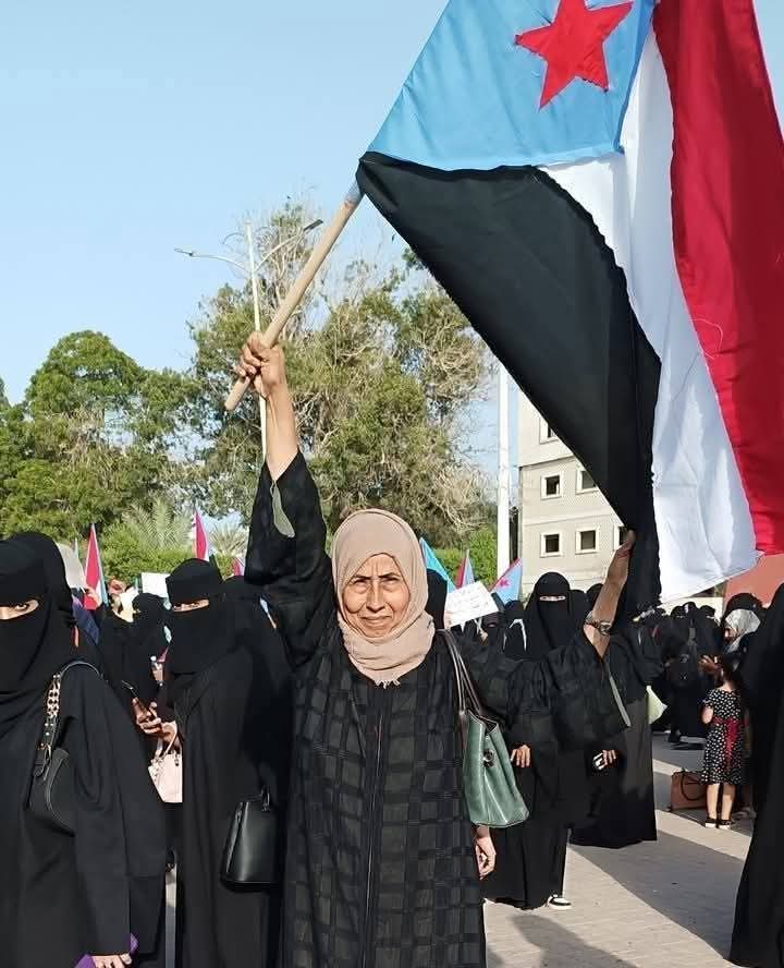 صرخة عدنية نسوية: عندما تتصدر المرأة الجنوبية واجهة النضال من أجل الحياة الكريمة