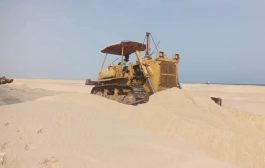 تدخّل طارئ لإزالة الرمال وتسهيل الحركة على الطريق الدولي بين حضرموت وعدن