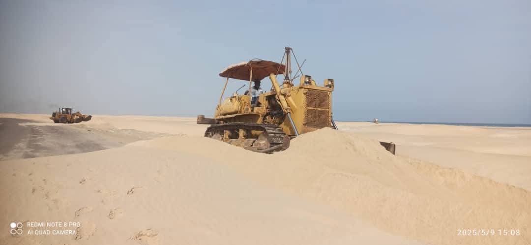 تدخّل طارئ لإزالة الرمال وتسهيل الحركة على الطريق الدولي بين حضرموت وعدن