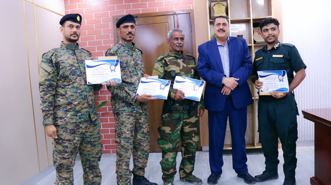 مدير أمن عدن يكرم مدير شرطة الممدارة وعدد من افراده