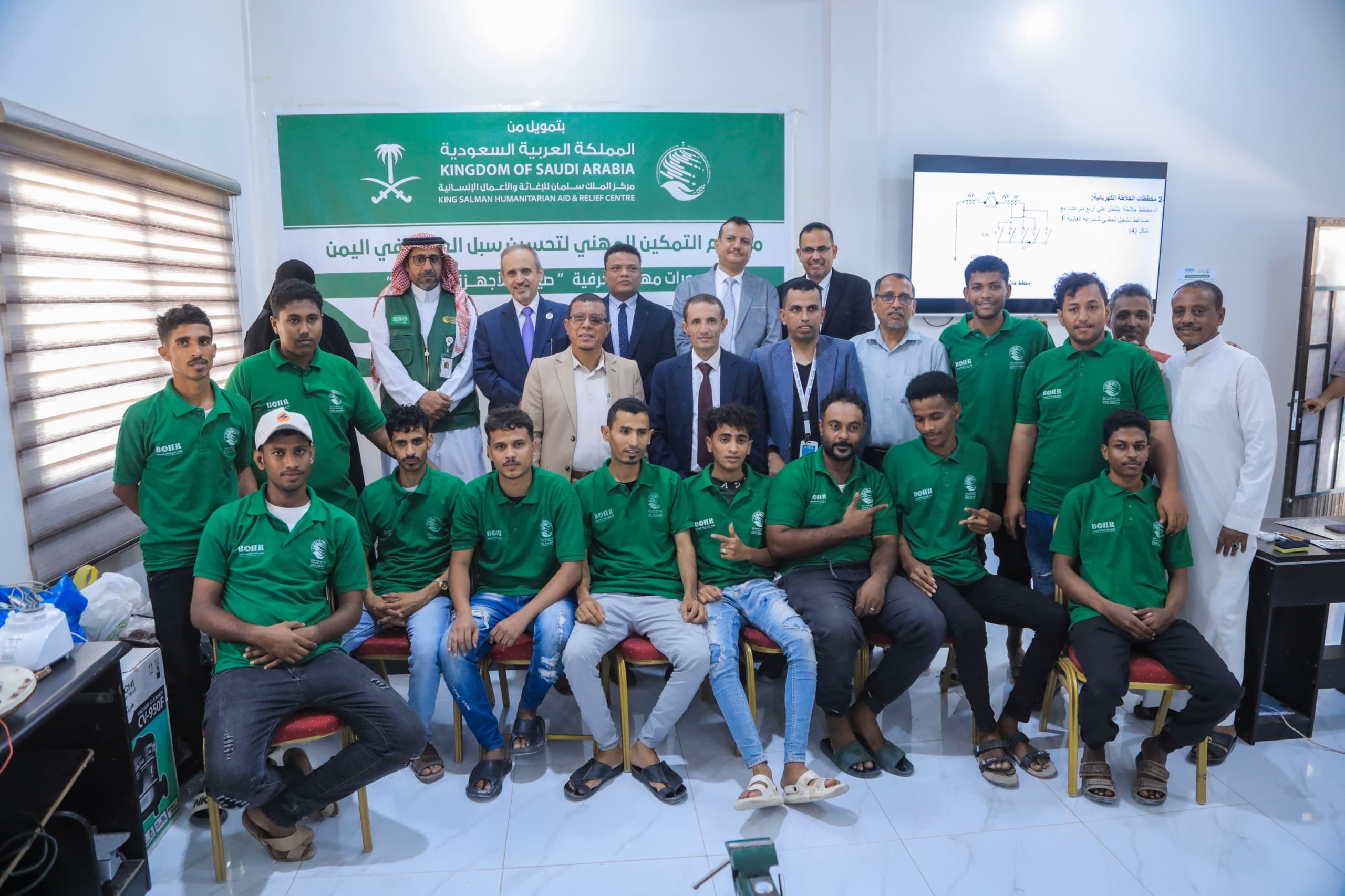 وزير التعليم العالي يدشّن التطبيق المهني للدورات التدريبية لمشروع التمكين المهني في ساحل حضرموت