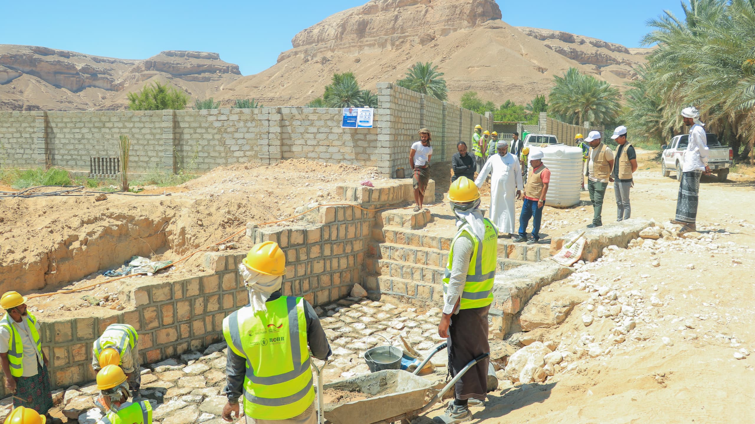 مدير عام مديرية تريم يطلع على مشروع من الغذاء إلى الصمود