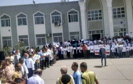 تنديدا بالتحريض على مستشفى الثورة ... وقفة احتجاجية للأطباء والعاملين في مستشفيات تعز 