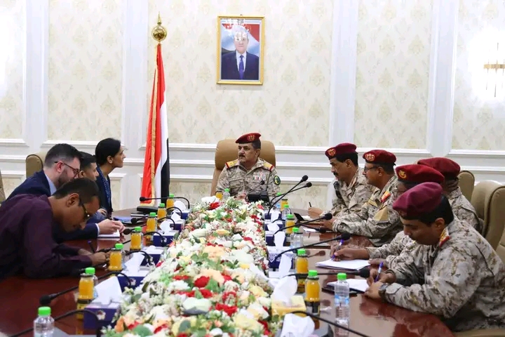 وزير الدفاع يلتقي في عدن سفيرة المملكة المتحدة ولقاء يبحث جهود تأمين حرية الملاحة