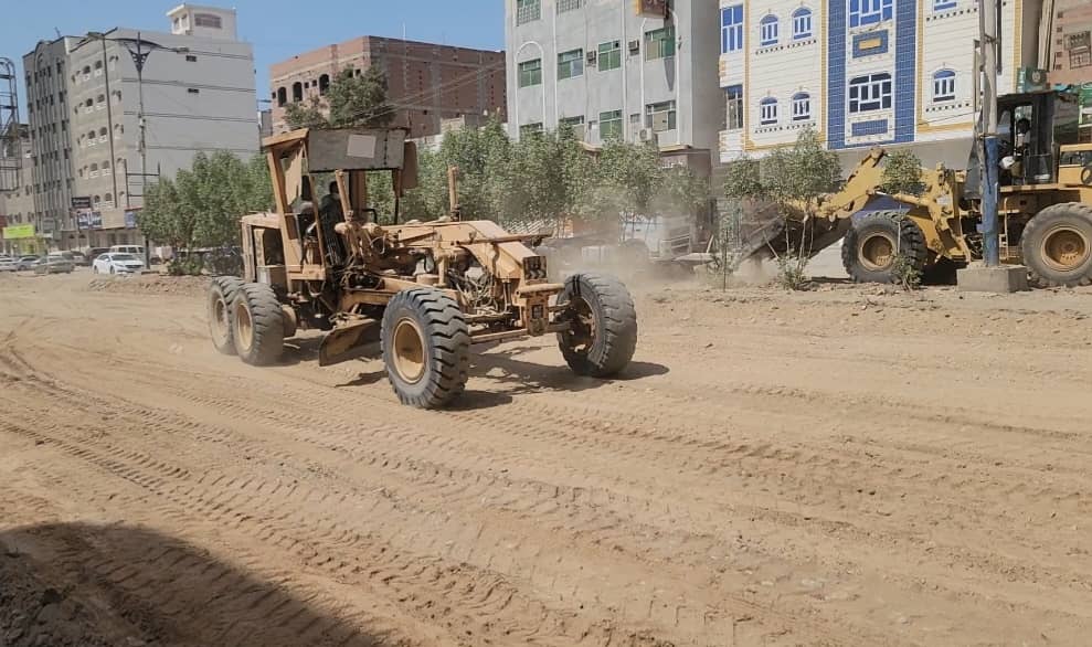 استمرار استكمال مشروع إعادة تأهيل شارع الخمسين بالمنصورة عدن