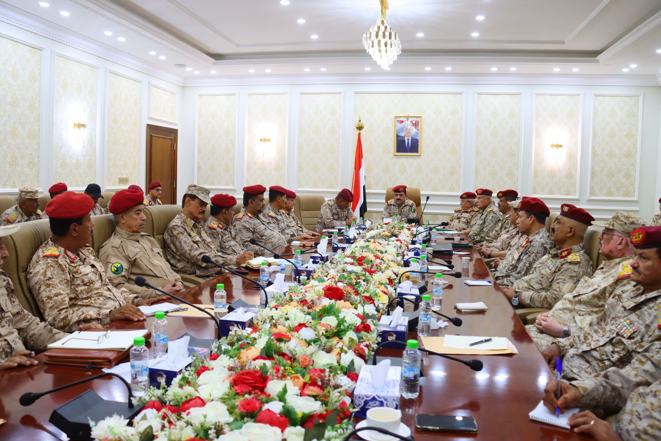 الفريق الداعري يترأس اجتماعاً موسعاً لقيادة وزارة الدفاع ورؤساء الهيئات ومدراء الدوائر