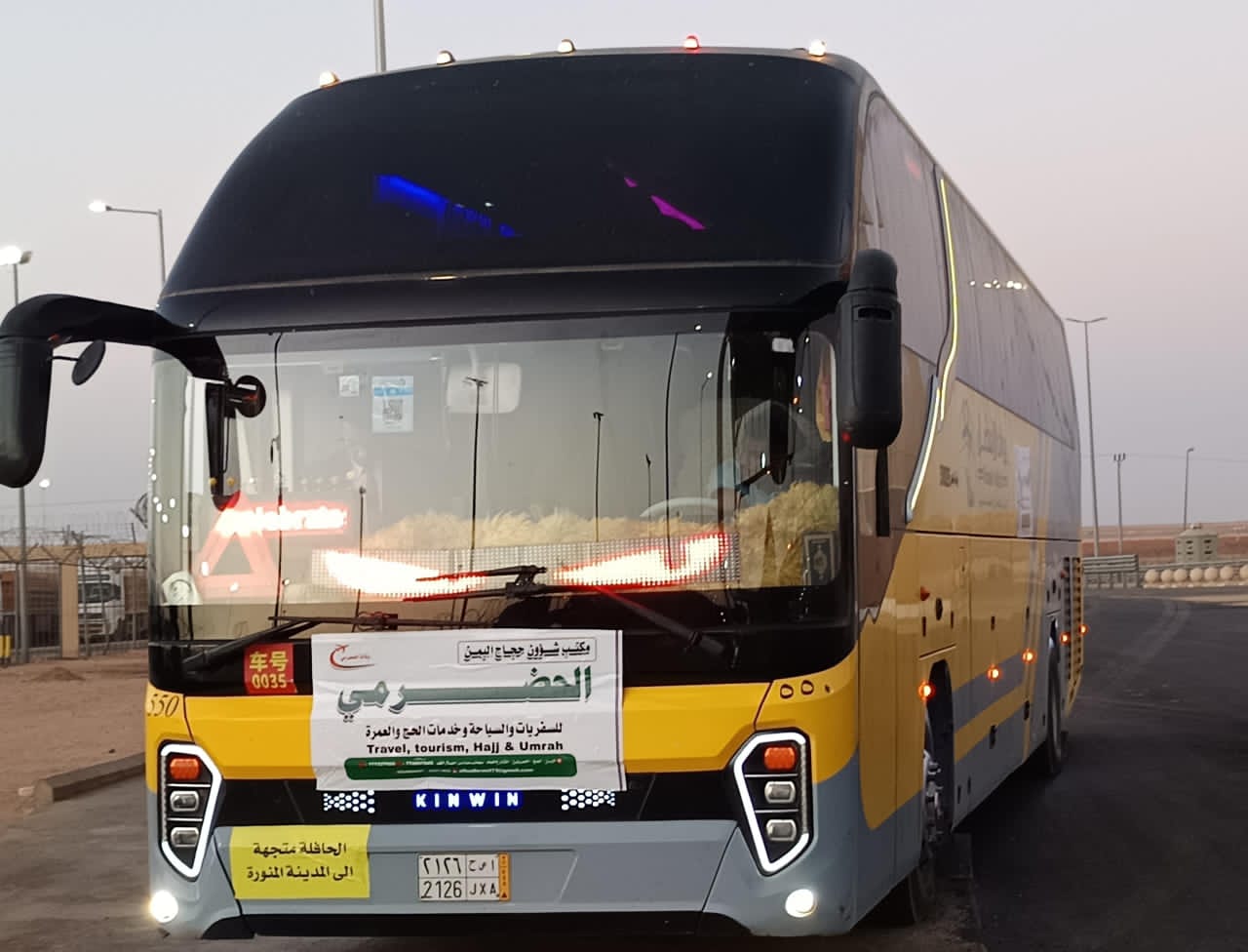 بأحدث الحافلات.. وزارة الأوقاف تنقل حجاج اليمن من المدينة المنورة إلى مكة المكرمة