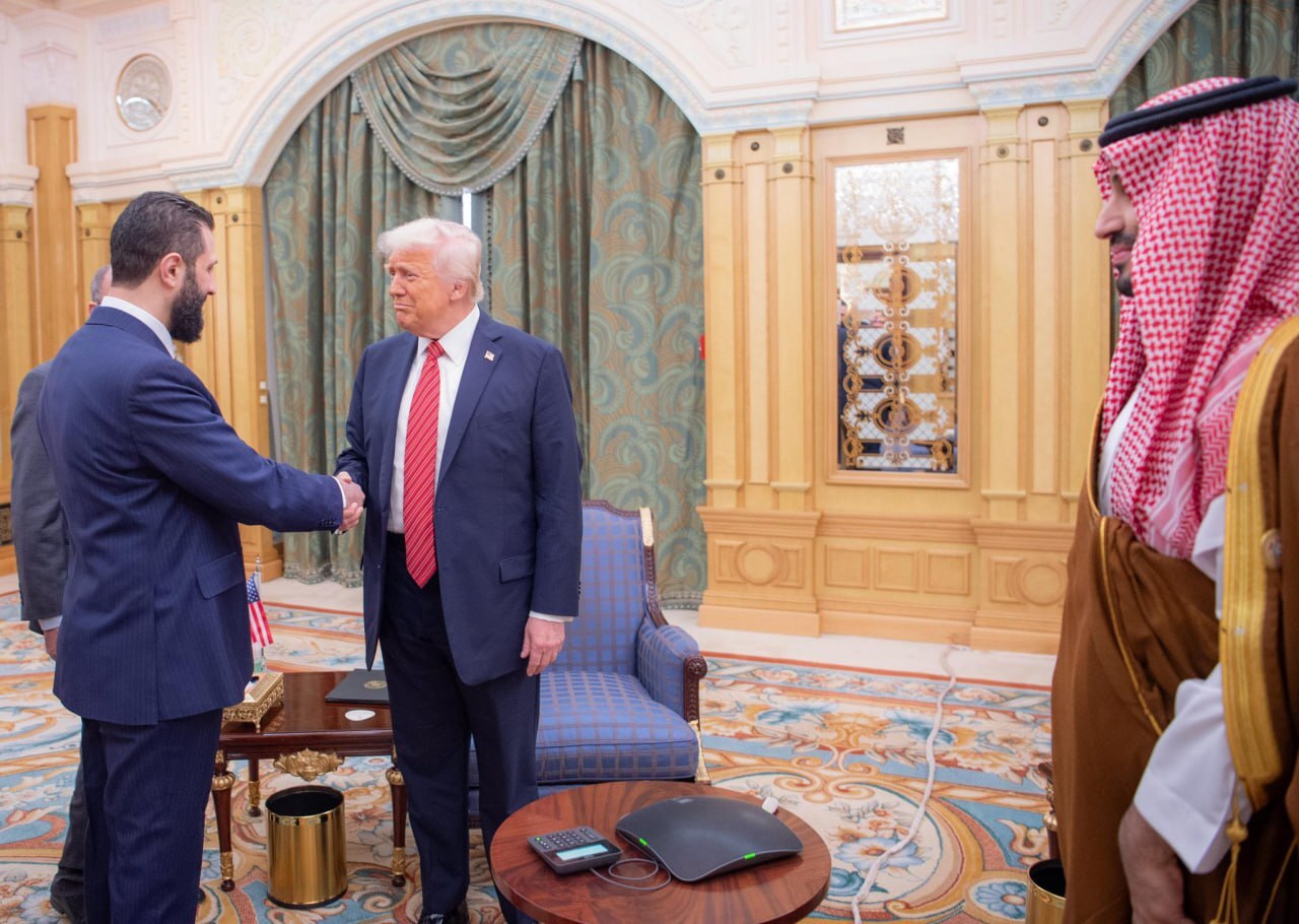 بعد رفعه العقوبات عن سوريا .. الرئيس الأمريكي يلتقي احمد الشرع بالرياض 