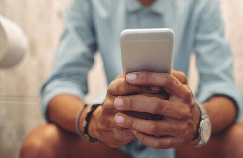 ماهي عواقب استخدام الهاتف في المرحاض ؟