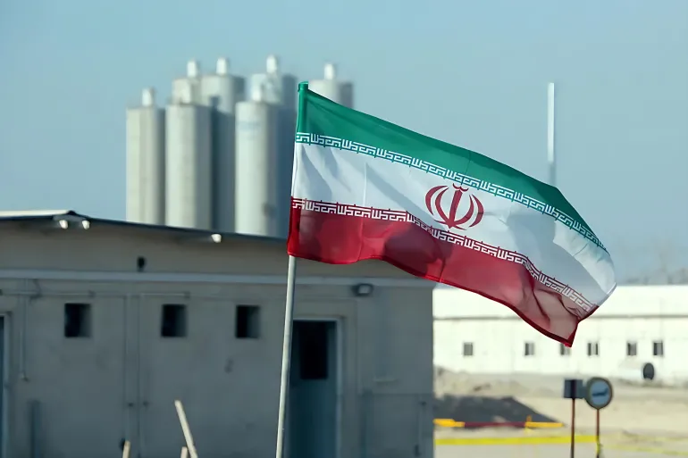 فايننشال تايمز: هل يمكن أن تتسبب الضربات على إيران في كارثة نووية؟