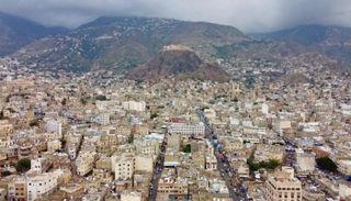تعز بين كماشة الحصار والنهب.. أرقام تكشف فسادا بالمليارات