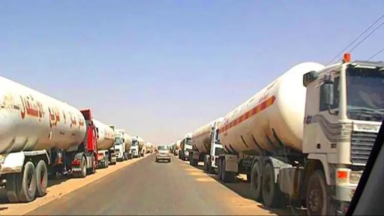 ابتزاز وجبايات غير قانونية في محافظة أبين تدفع سائقو قاطرات الغاز إلى تعليق عملهم