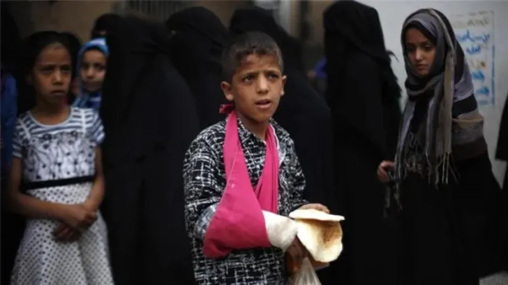 العجز والفساد ينخران الحكومة الشرعية والحوثي يقتل الحياة في مناطق سيطرته