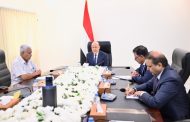 صحيفة: الحكومة بعدن تصل إلى طريق مسدود بشأن وقف انهيار العملة وخيار الطباعة يعود للواجهة