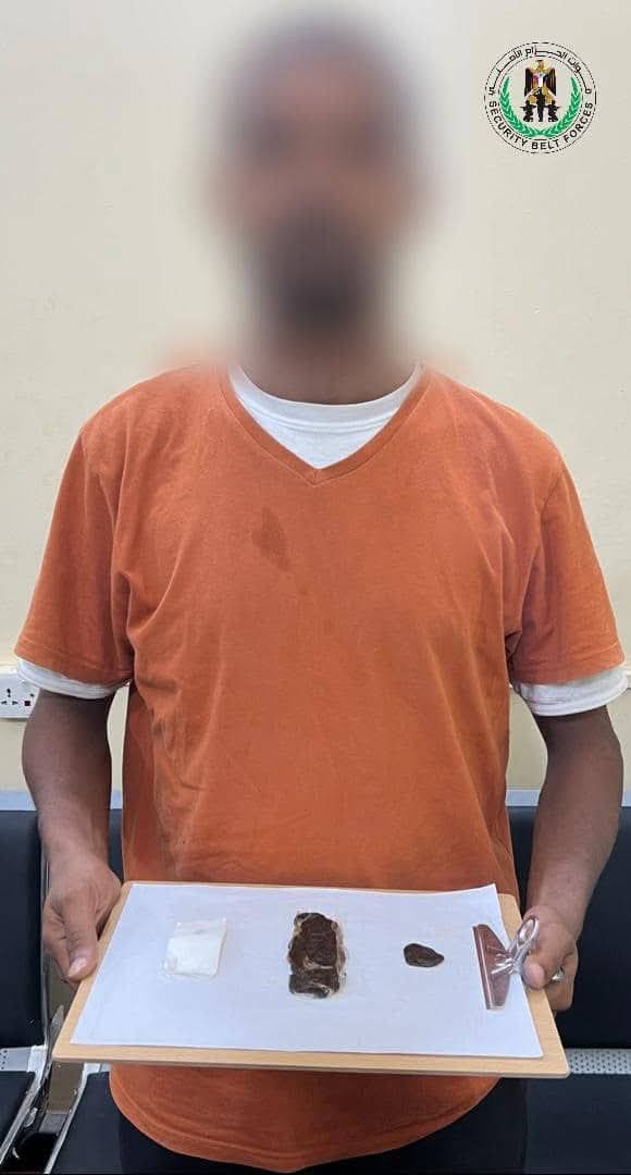 إدارة مكافحة المخدرات بقوات الحزام الأمني تضبط أحد المروجين في مديرية المنصورة