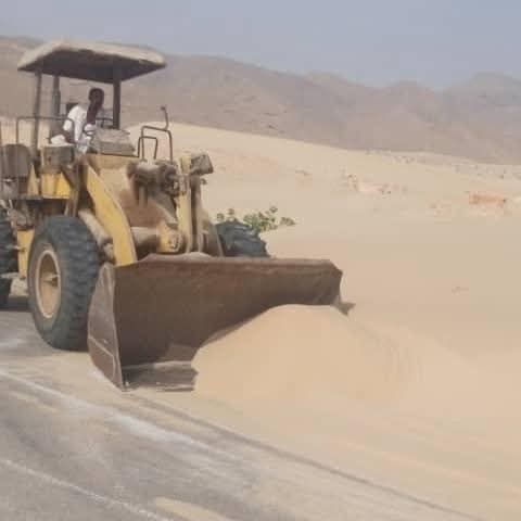 طرق المهرة تواصل إزالة الرمال المتحركة في 