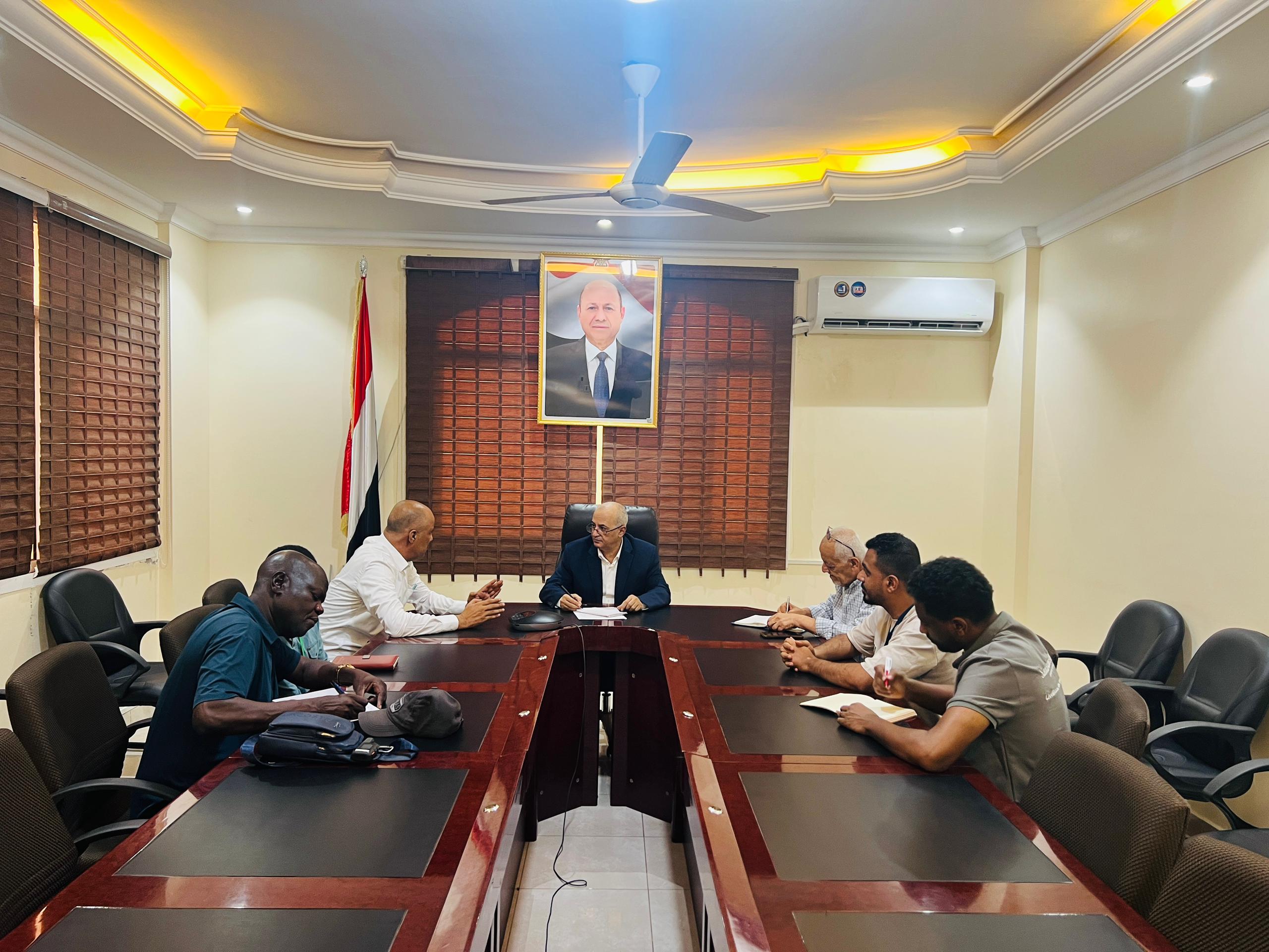 وزير المياه والبيئة يبحث مع منظمة سمارتيان بيرس تدخلاتها في قطاع المياه