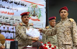 وزير الدفاع يشهد حفل تخرج الدفعة الأولى أطباء جامعيين بعدن