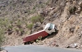 سقوط قاطرة نقل بعد أيام من فتح طريق الضالع صنعاء