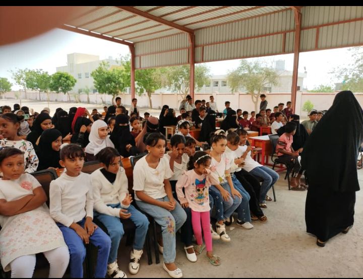 لحج .. مدرسة سعيد حيدرة تكرم 139 طالبًا وطالبة في ختام المخيم الصيفي