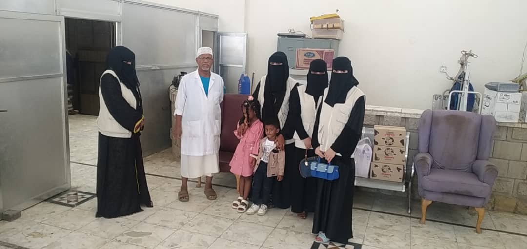 فريق مؤسسة ثمار الخير يزور دار العجزة والمسنين بعدن