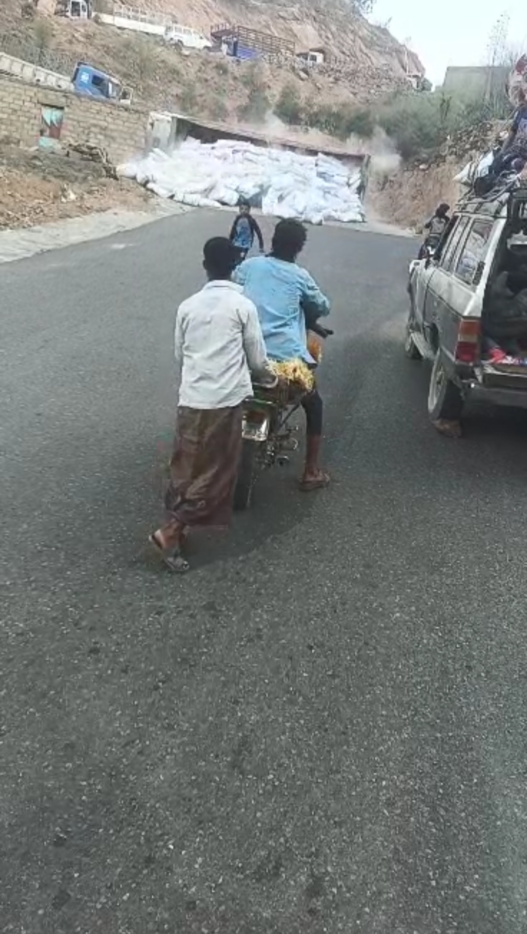 انقلاب شاحنة محملة بأكياس الدقيق على طريق تعز لحج 