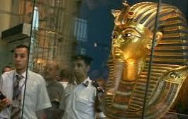 قناع توت عنخ آمون يغادر متحف التحرير بعد قرن من عرضه