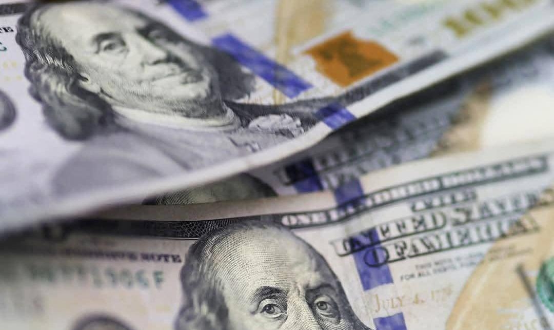 مركزي عدن يبيع أكثر من 20 مليون دولار ومراقبون يحذرون من انهيار قادم
