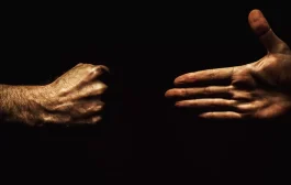 هل يمكن أن يكون التطرف عدوّاً مخفيّاً؟ وكيف تتسلّل الكراهية للثقافة والتعليم؟