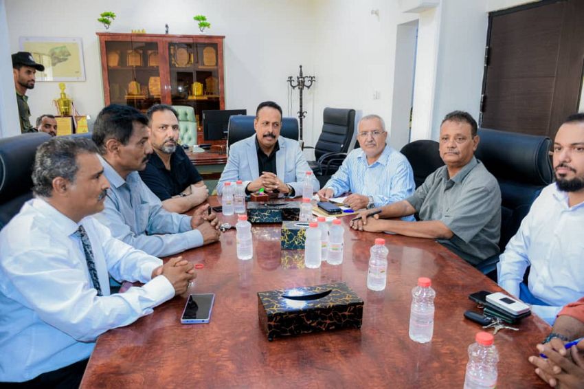 بعد رفض معين الماس .. لجنة وزارية تتسلم مبنى صندوق صيانة الطرق والجسور بعدن