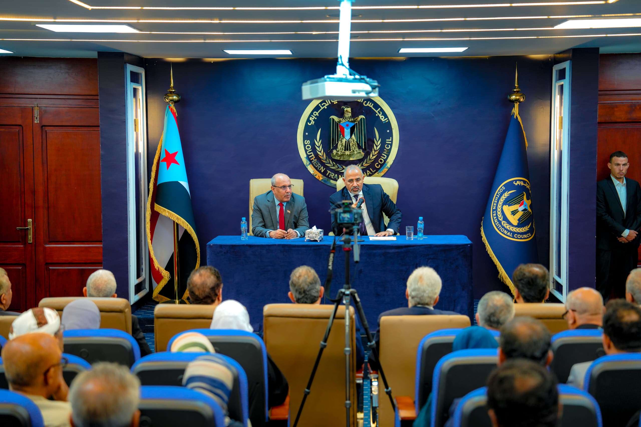 الزبيدي : الاحتجاجات التي شهدتها عدن تعبيرا مشروعا عن معاناة حقيقية والمجلس الانتقالي لا يتهرب من مسؤولياته، بل يتعامل معها بوعي وشجاعة