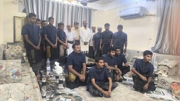 عودة 60 صيادًا إلى الخوخة بعد أيام من احتجازهم من قبل السلطات الإريترية ومصادرة قواربهم