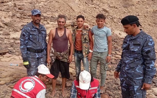 الدفاع المدني بشبوة ينجح في إنقاذ الشبان العالقين بجبل أم الرجلين