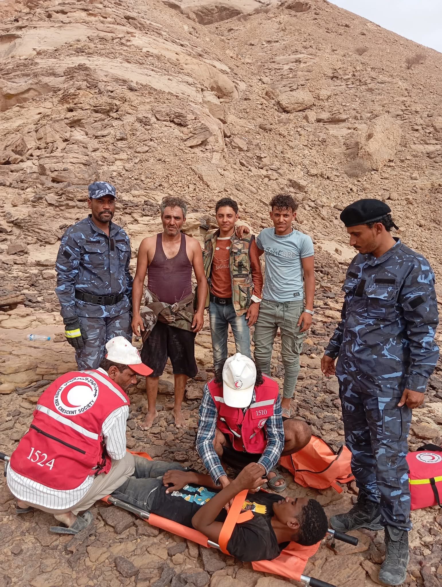 الدفاع المدني بشبوة ينجح في إنقاذ الشبان العالقين بجبل أم الرجلين